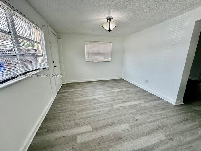 Building Photo - 2306 NW Flagler Terrace Unit 1
