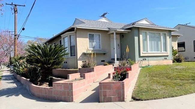 Photo - SPACIOUS 3BR/2BA HOME IN LAKEWOOD