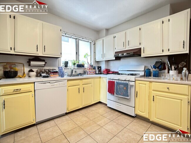 Building Photo - 28 Montfern Ave Rental