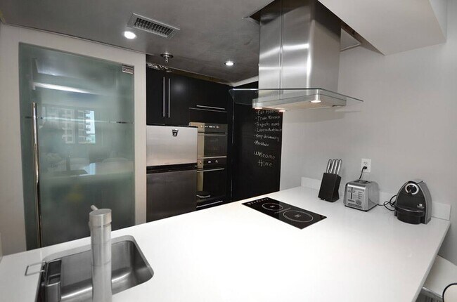 Photo - 540 Brickell Key Unidad 803