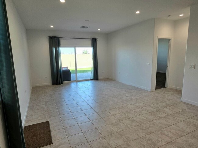 Photo - 3-bedroom home In Superstition Vistas, just 2 years new