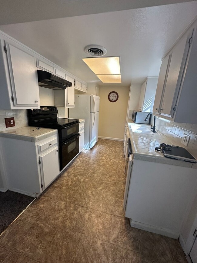 Building Photo - 3333 El Encanto Ct