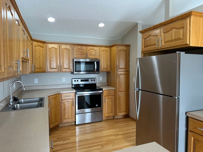 Building Photo - Comfortable 3-Bedroom with Garage & Fenced Yard for Rent
