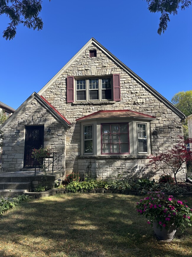 Building Photo - 3210 N 48th St Unit 3210