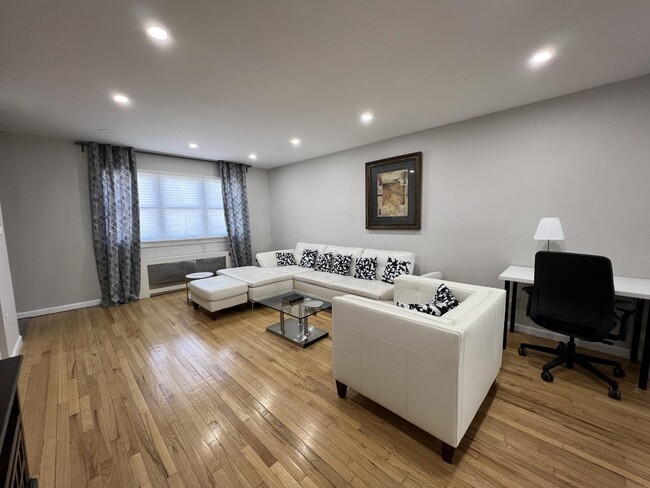 Photo - 12 COLLEGE St