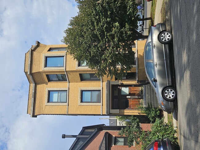 Building Photo - 1901 N Hoyne Ave Unit 1 Rental