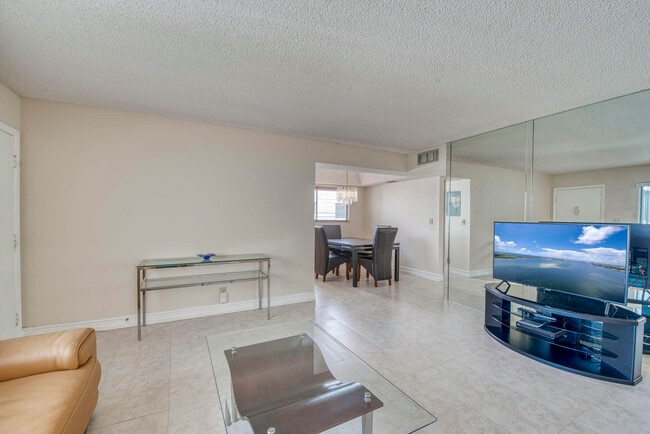 Photo - 15108 Ashland Dr Unidad 215