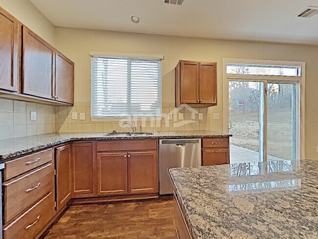 Photo - 822 Commerce Trl