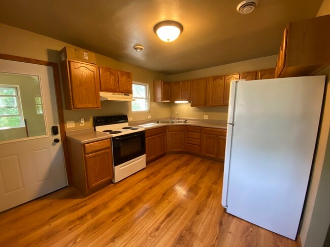 Building Photo - 201 Broad St Unit 201 1/2 Rental