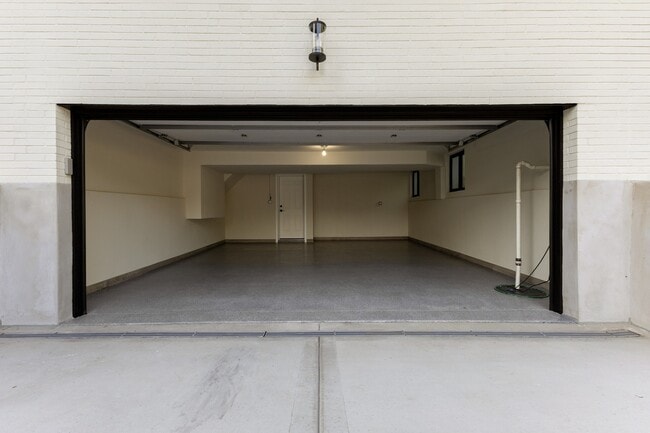 Photo - 820 N Merrill St