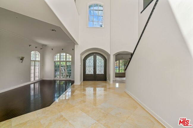 236 S La Peer Dr