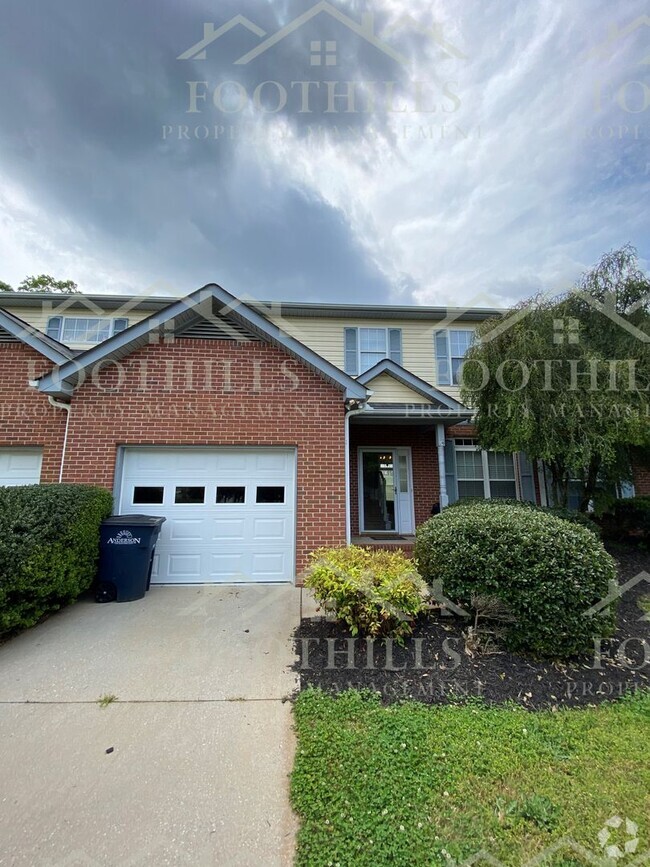 Building Photo - Conveniently Located 3 Bed, 2.5 Bath Townh... Rental