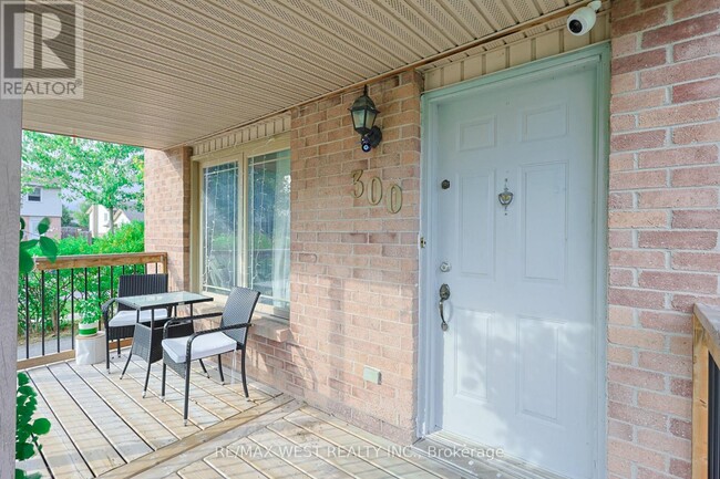 Photo - 300 Crawford St