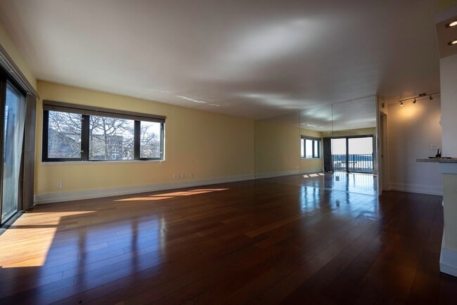 Photo - 3Bd/1.75Ba Seattle Condo Unit 301