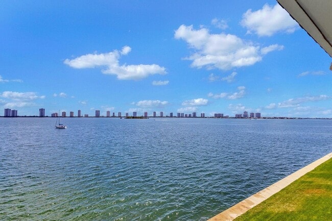 100 Shore Ct Unidad 304