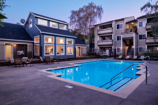 Swimming pool - eaves Walnut Creek Apartments