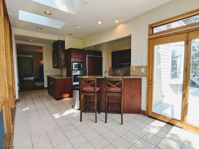 Kitchen & wet bar