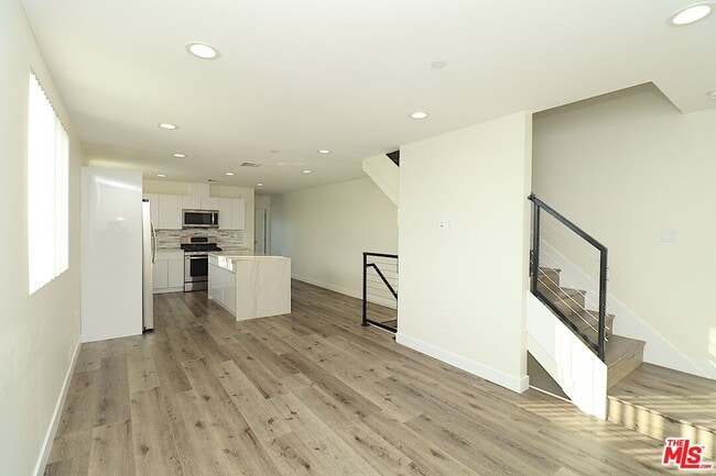 2121 Burnside Ave Unit 2123 1/2