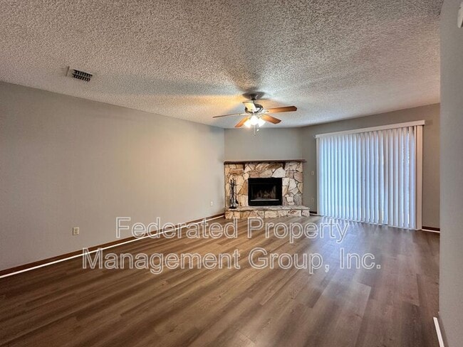 Photo - 1114 ROMAINE Cir W