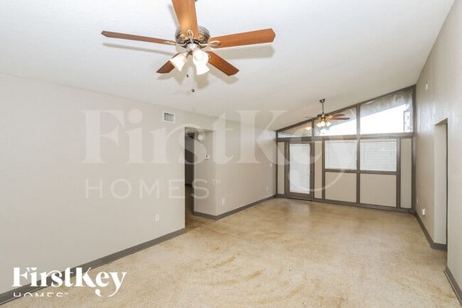 Photo - 2749 Elm Dr NE