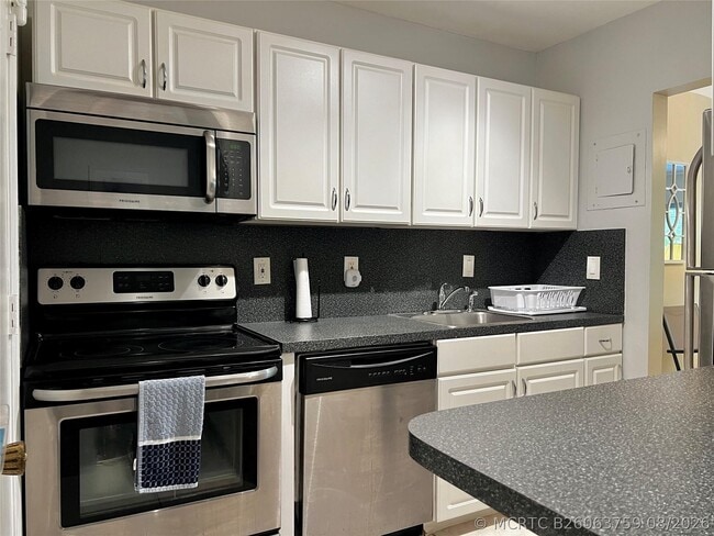 Building Photo - 2271 NE 68th St Unit 2028