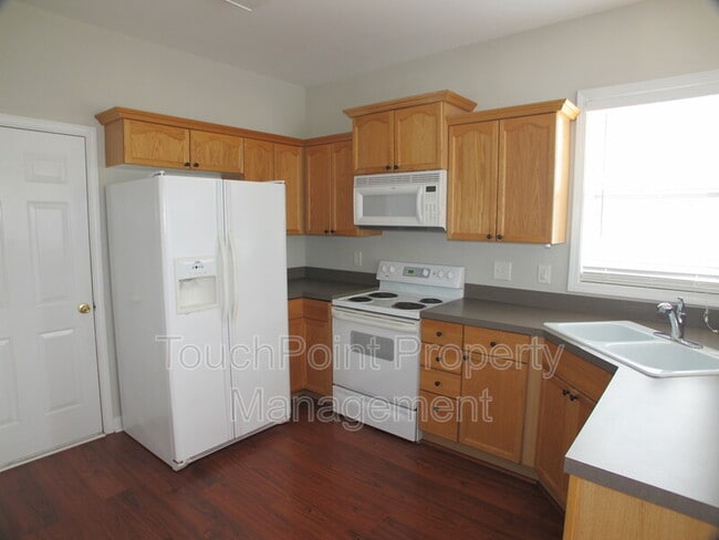 Photo - 2004 Magna Ln