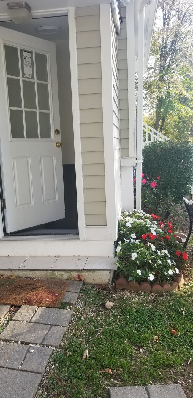 Building Photo - 600 Old Stamford Rd Unit Studio