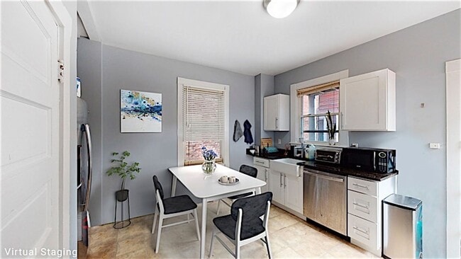 Building Photo - 3Br/1Bth in GREAT location!  Laundry in the building, new appliances.