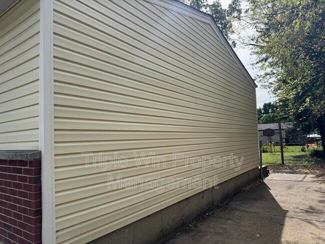 1372 Farmview Ave