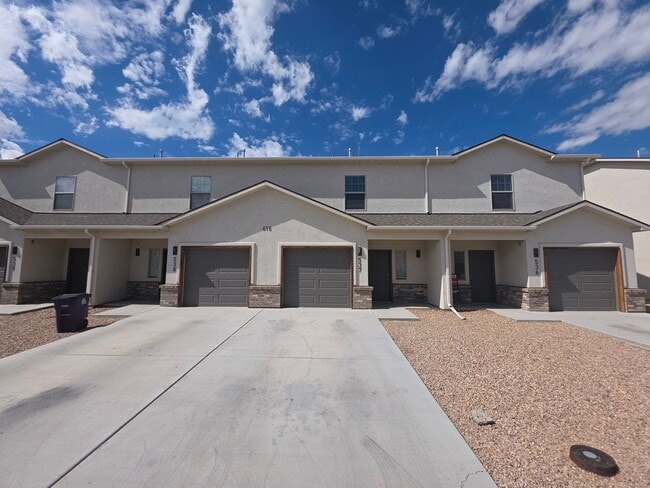 Building Photo - 3 Bed 2.5 Bath PRIME location Townhome!!