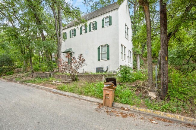 Building Photo - 3115 Benelva Dr