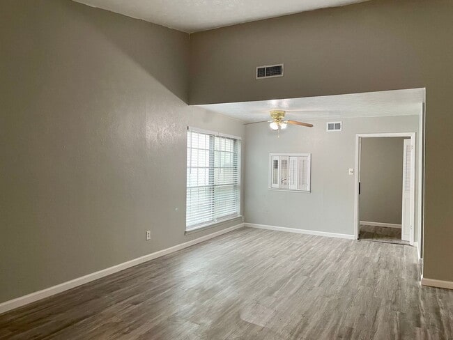 Photo - Townhome For Rent in Dallas - 3 Bedrooms/2 Baths