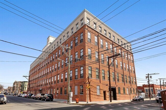 Building Photo - 6200 Hudson Ave Unit 305