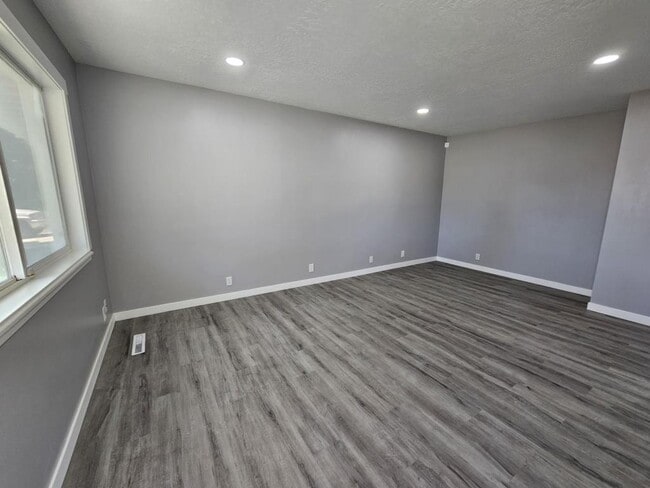 Photo - 190 W 2050 N