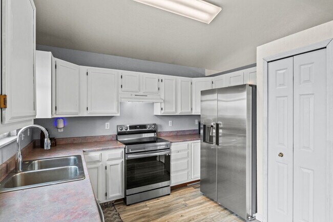 Photo - 770 Stargate Dr