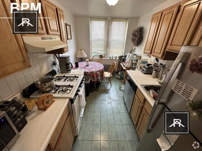 Building Photo - 1 bedroom in Brighton MA 02135 Unit 8 Rental