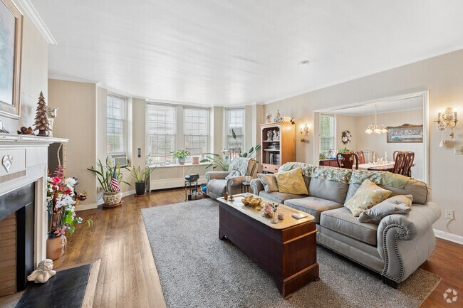 2BR, 1BA - 1,600SF - Living Room