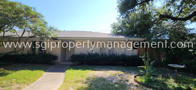 Building Photo - 3 BR half duplex ready for move-in Rental