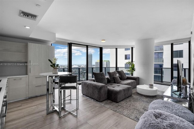 Photo - 55 SW 9th St Unidad 4008