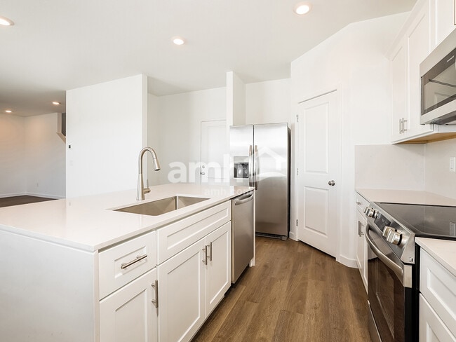 Photo - 2348 Devin Ave