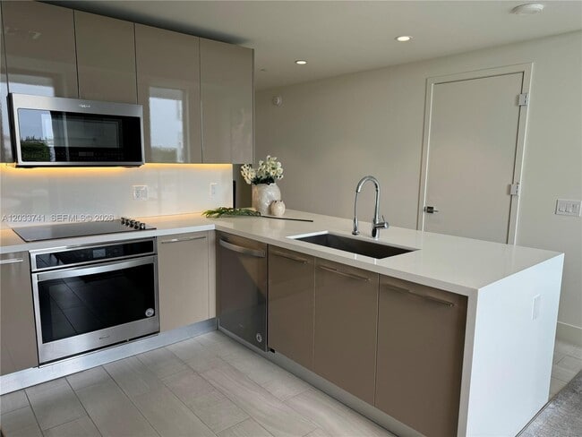 Photo - 2000 Metropica Wy Unit 417
