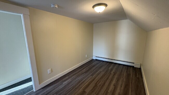 Photo - 4 Bed, 1 Bath, plus Bonus Room in Rochester! Unit B