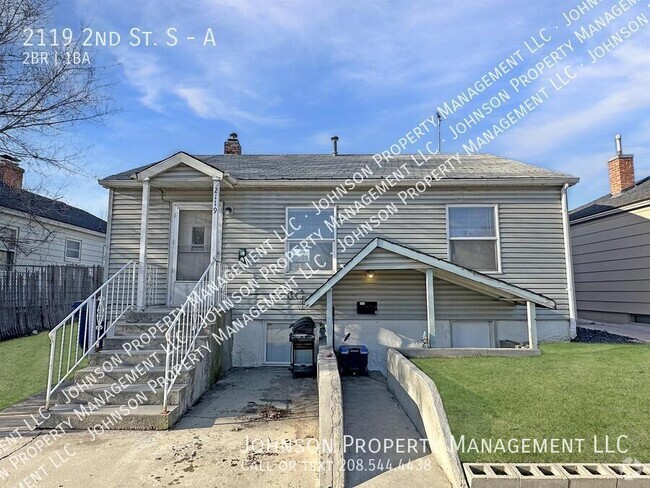 Building Photo - 2-Bedroom Upstairs Duplex with Off Street ... Unit A Rental