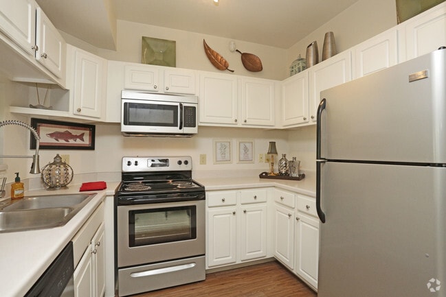 1BR, 1BA - 692 SF - Kitchen
