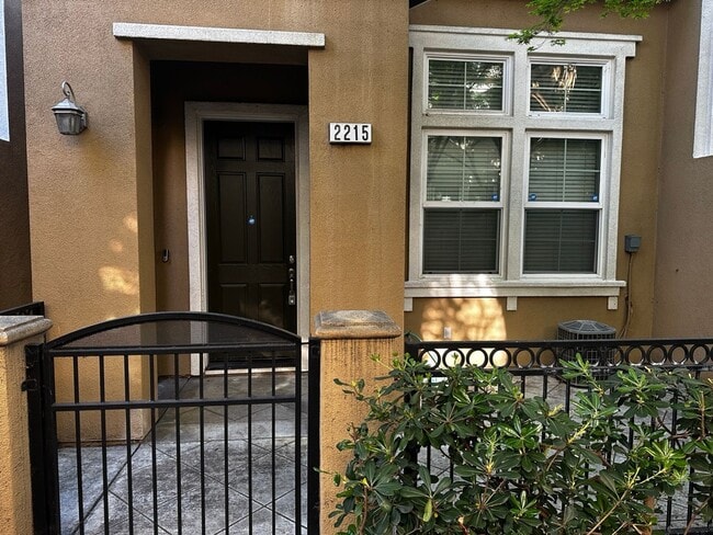 Building Photo - Beautiful tri-level Communications Hill home