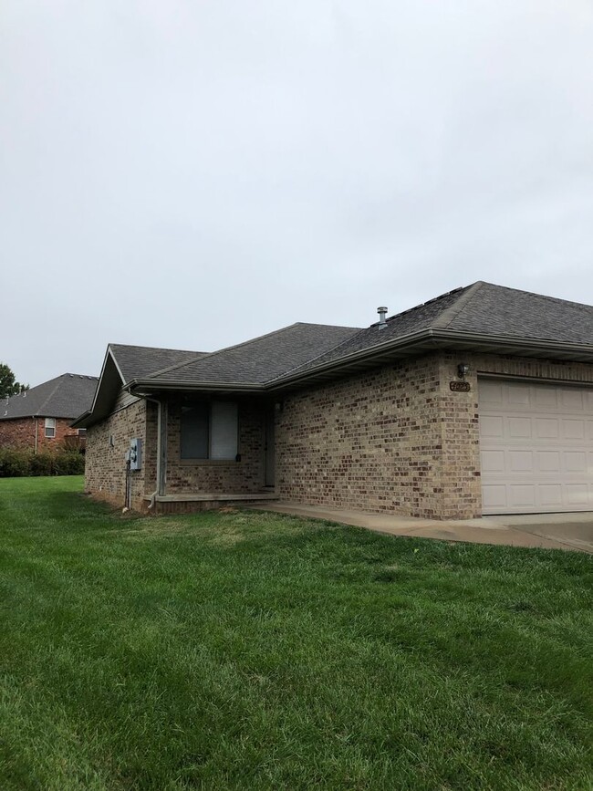 2 bedroom, 2 bathroom, 2 car garage duplex - 2 bedroom, 2 bathroom, 2 car garage duplex House