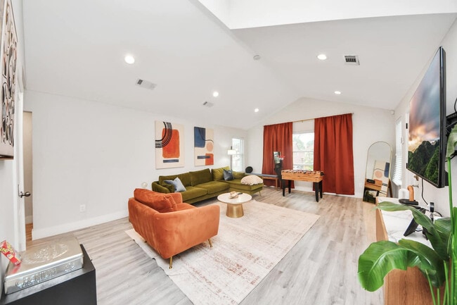 Building Photo - 2907 Cleburne St Unit SI FL1-ID1589100P