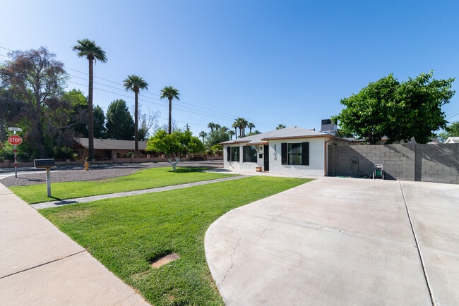 Photo - 2302 E Whitton Ave House