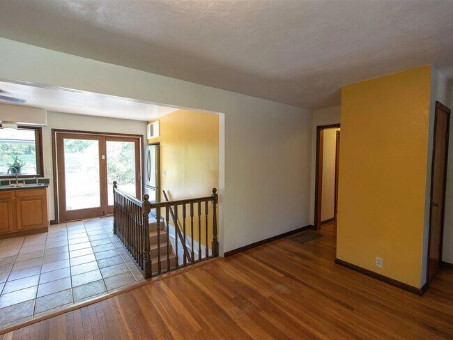 Photo - 2536 E 8th St