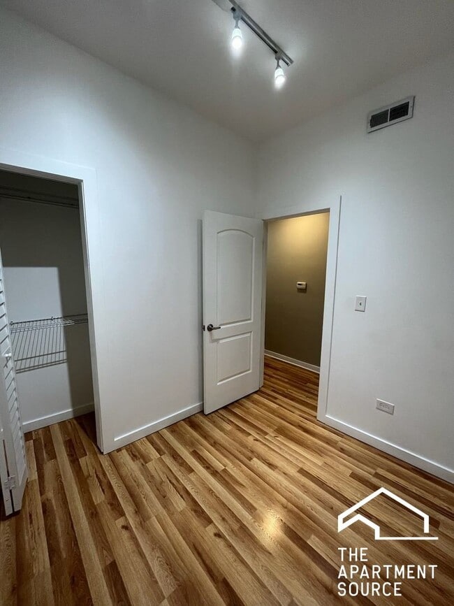 Photo - 1037 W Polk St Unit 1R